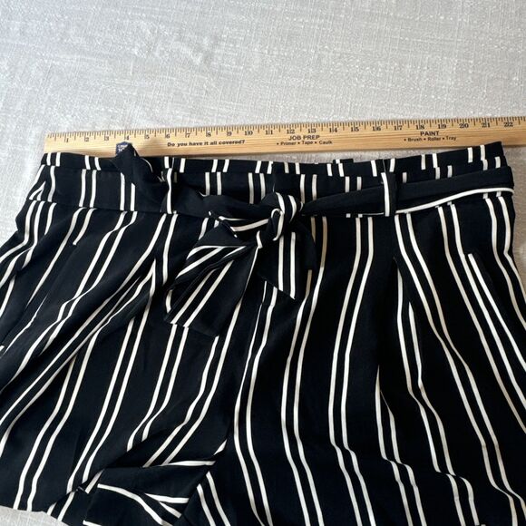 Torrid Womens 18 Black White Stripe Flowy High‎ Waisted Pleated Paper Bag Shorts - Picture 8 of 11
